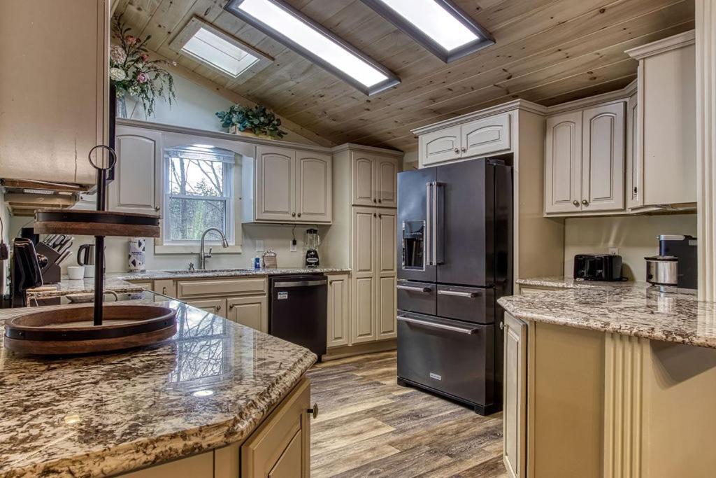 Whispering Winds, Hot Tub, Game Room, Wifi, 1089 Free Tickets Each Paid Day, Dollywood And More Gatlinburg Exterior foto
